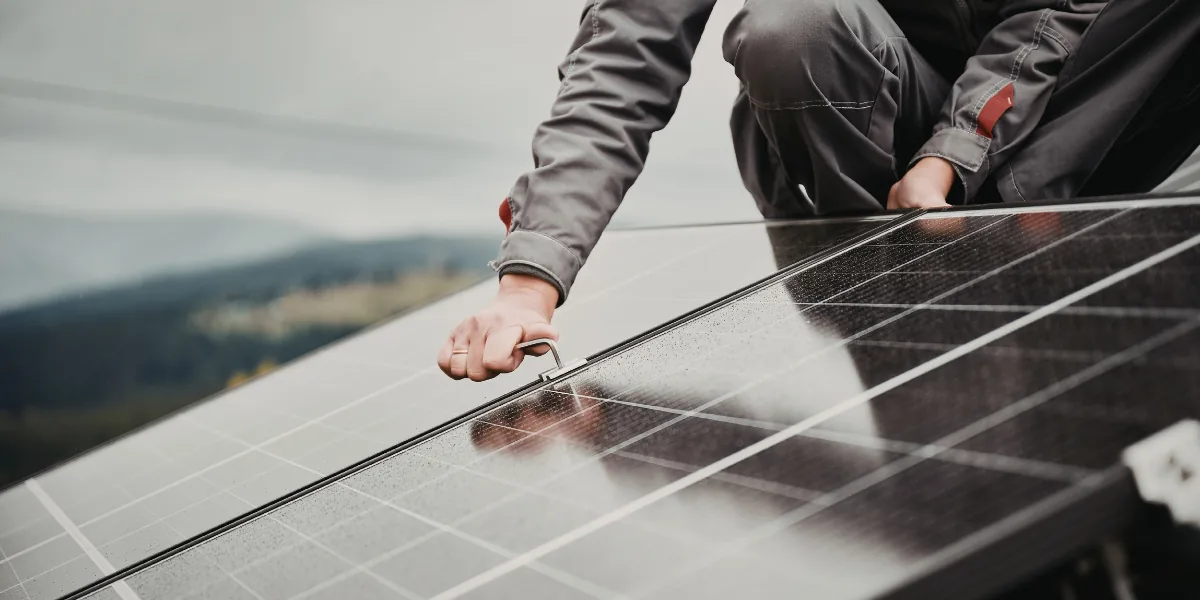 ¿Cuánto cuesta instalar placas solares en Granada? Precios 2026