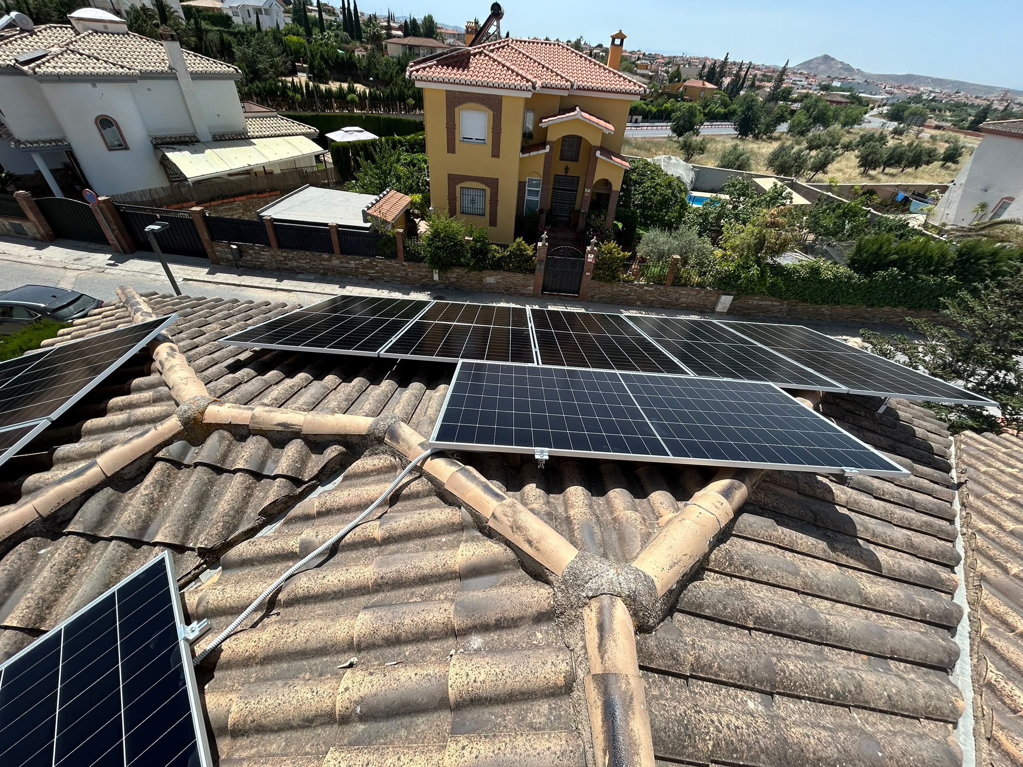 Instalación fotovoltaica en tejado de teja