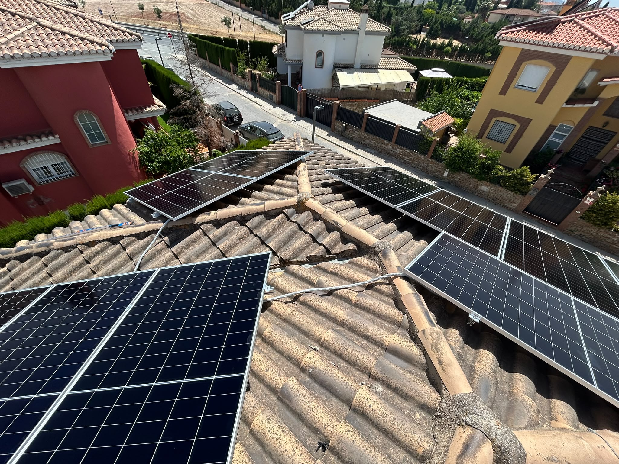 Paneles solares en tejado inclinado