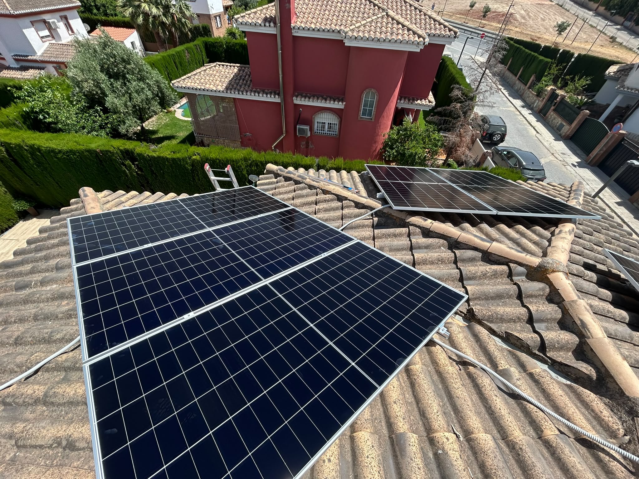 Placas solares instaladas en tejado unifamiliar