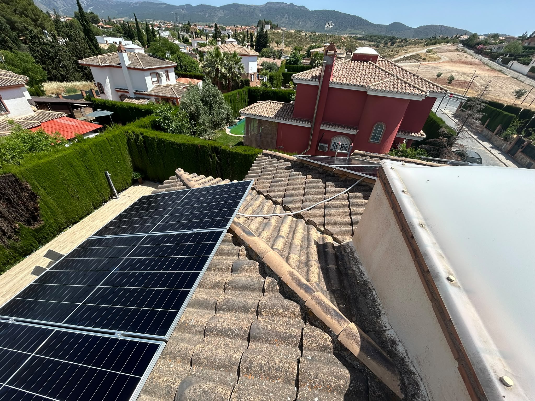 Instalación solar con vistas a Sierra Nevada