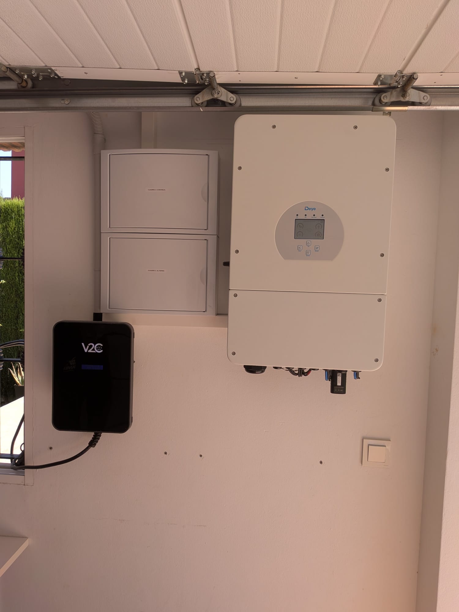 Inversor Deye y cargador V2C instalados