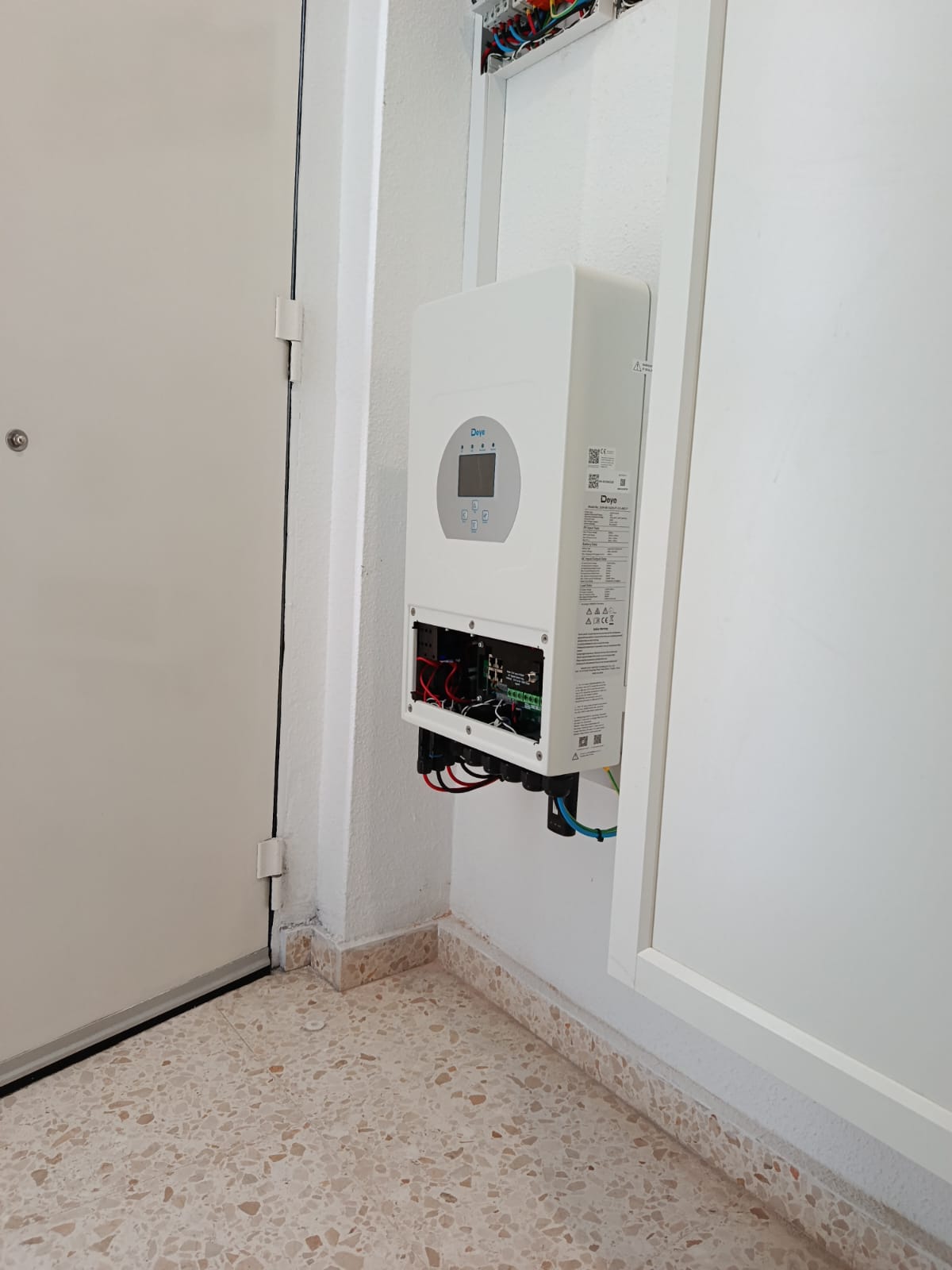 Inversor solar instalado en cortijo