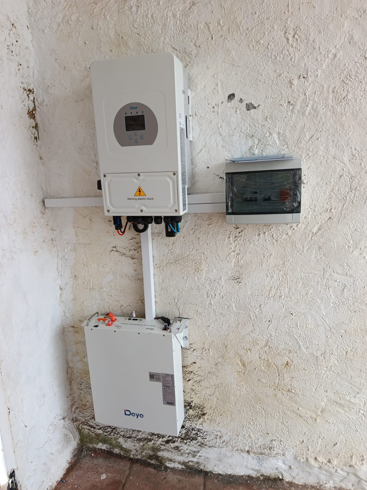 Inversor y batería solar en cortijo rural