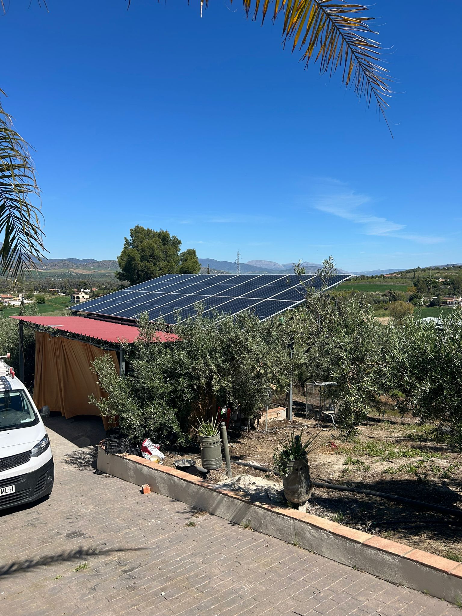 Gran instalación fotovoltaica en cortijo rural