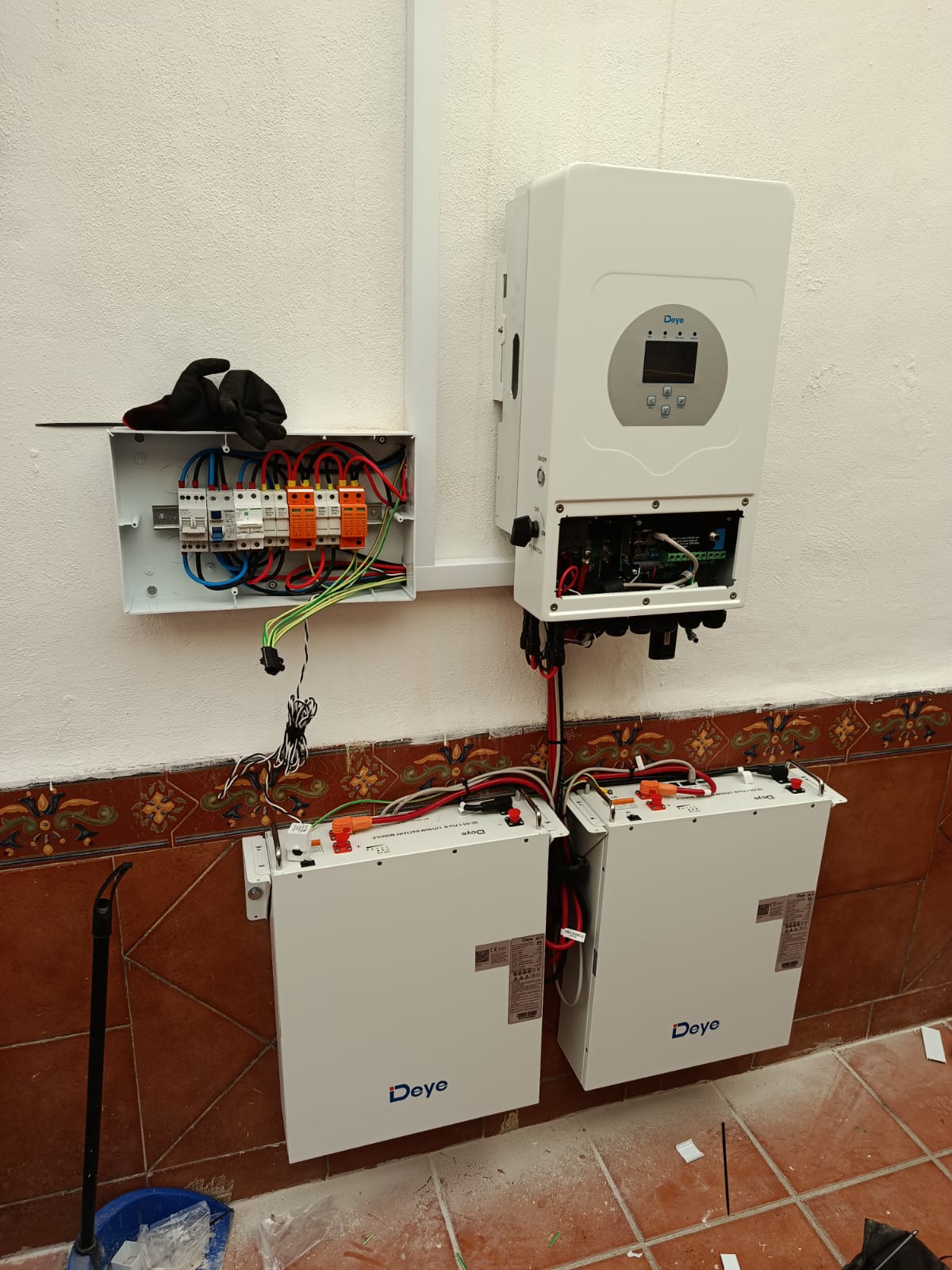 Inversor y baterías de almacenamiento Deye