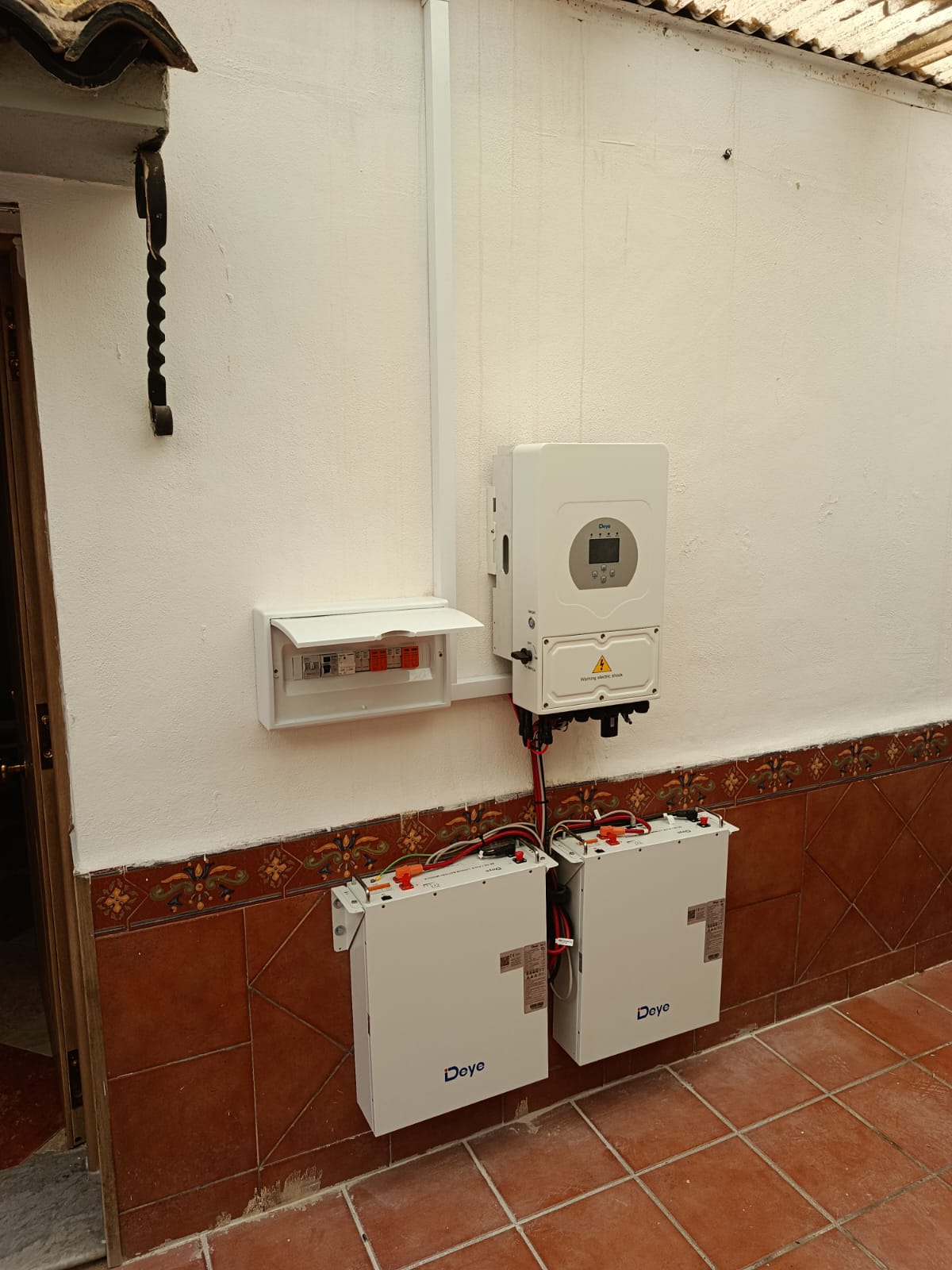 Inversor solar y batería exterior en vivienda