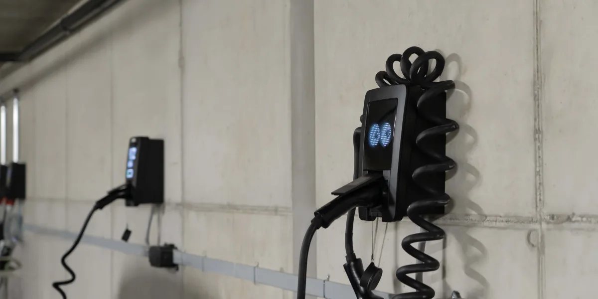 Cargadores eléctricos en garaje comunitario